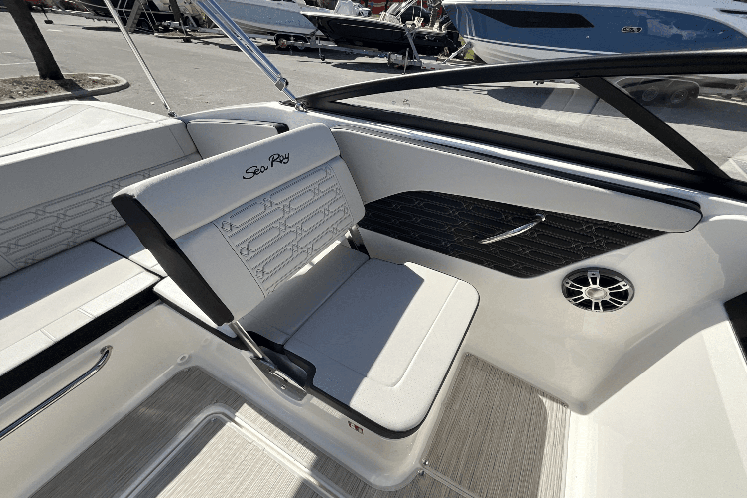 2025 Sea Ray SPX 190 Outboard Image Thumbnail #35