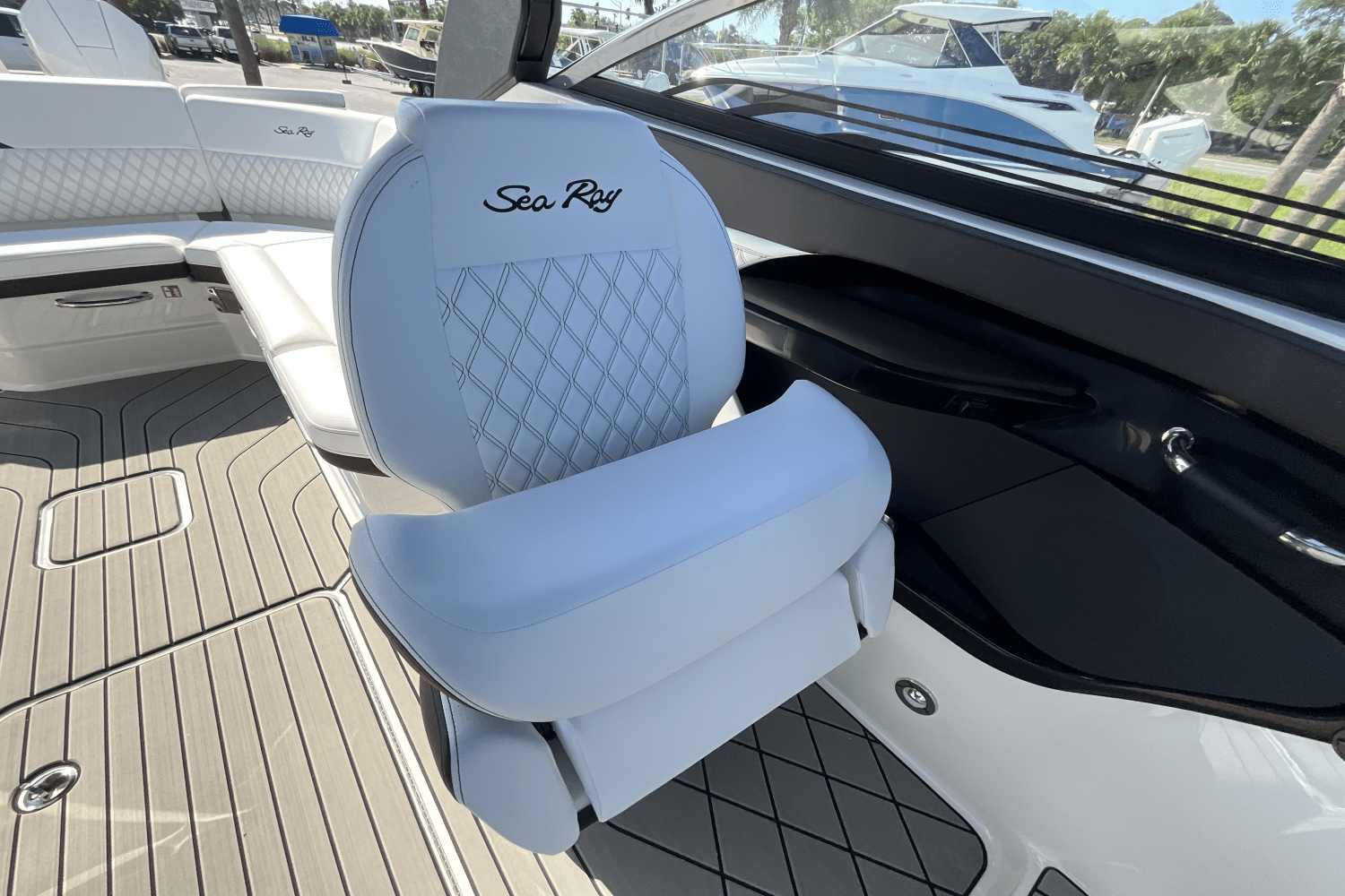 2025 Sea Ray SLX 280 Image Thumbnail #16