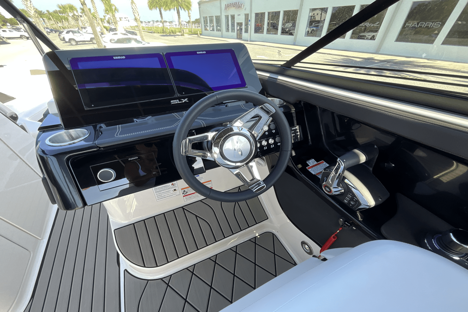 2025 Sea Ray SLX 280 Image Thumbnail #13