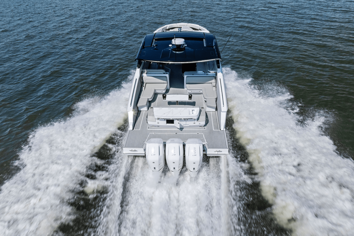 2025 Cruisers Yachts 50 GLS Outboard Image Thumbnail #21