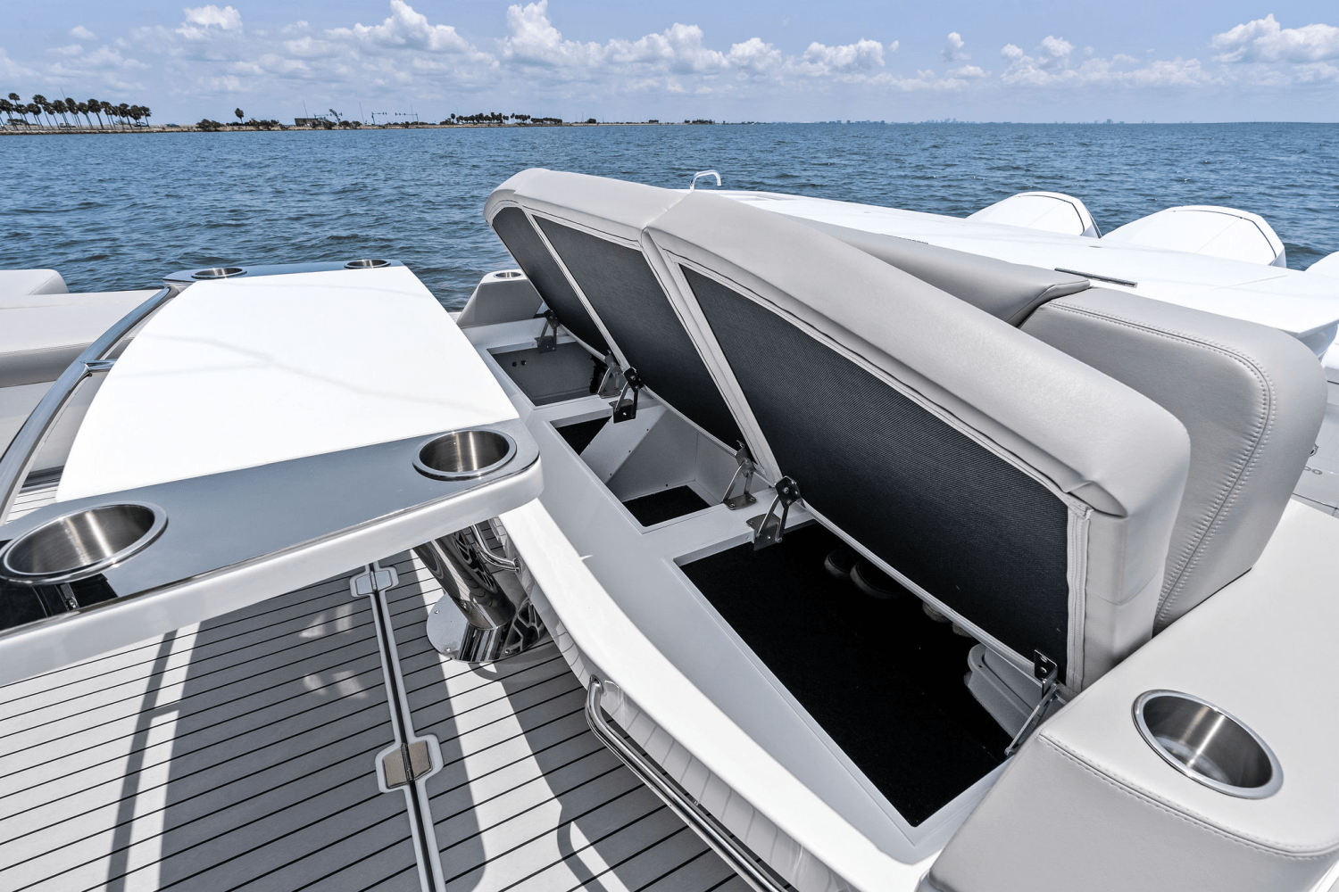2025 Cruisers Yachts 50 GLS Outboard Image Thumbnail #31