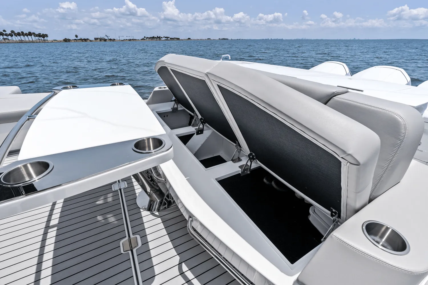2025 Cruisers Yachts 50 GLS Outboard Image Thumbnail #31