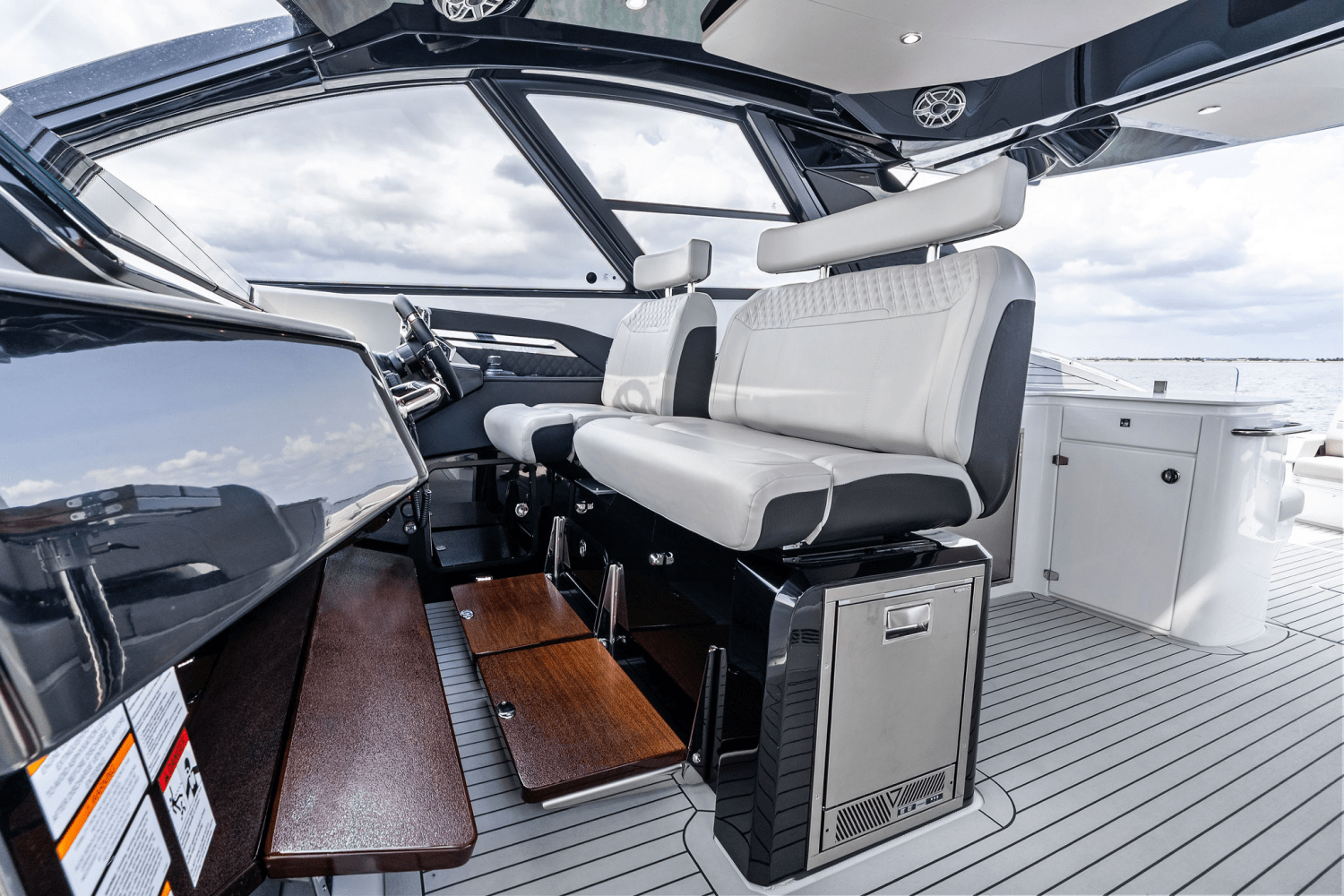 2025 Cruisers Yachts 50 GLS Outboard Image Thumbnail #59