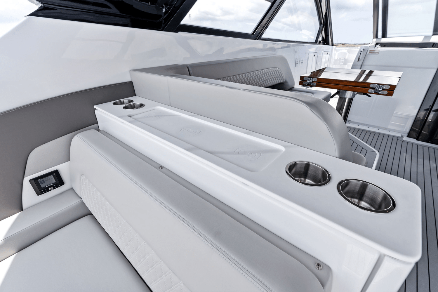 2025 Cruisers Yachts 50 GLS Outboard Image Thumbnail #29