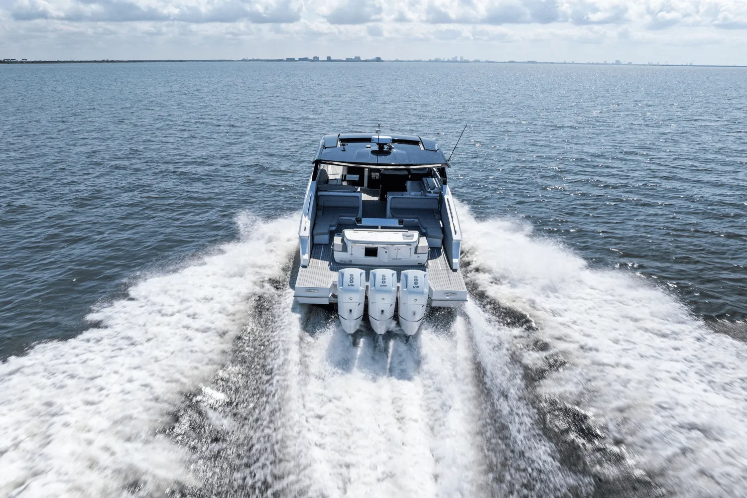 2025 Cruisers Yachts 50 GLS Outboard Image Thumbnail #17