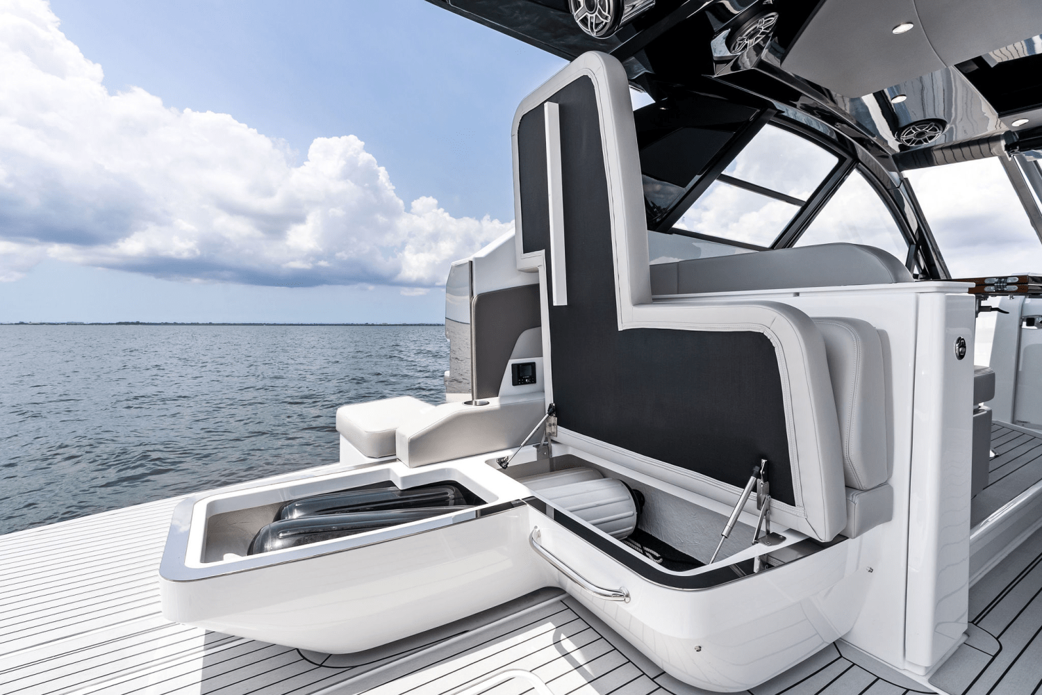 2025 Cruisers Yachts 50 GLS Outboard Image Thumbnail #28