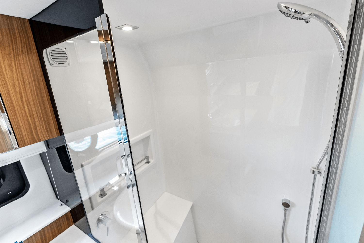 2025 Cruisers Yachts 50 GLS Outboard Image Thumbnail #76