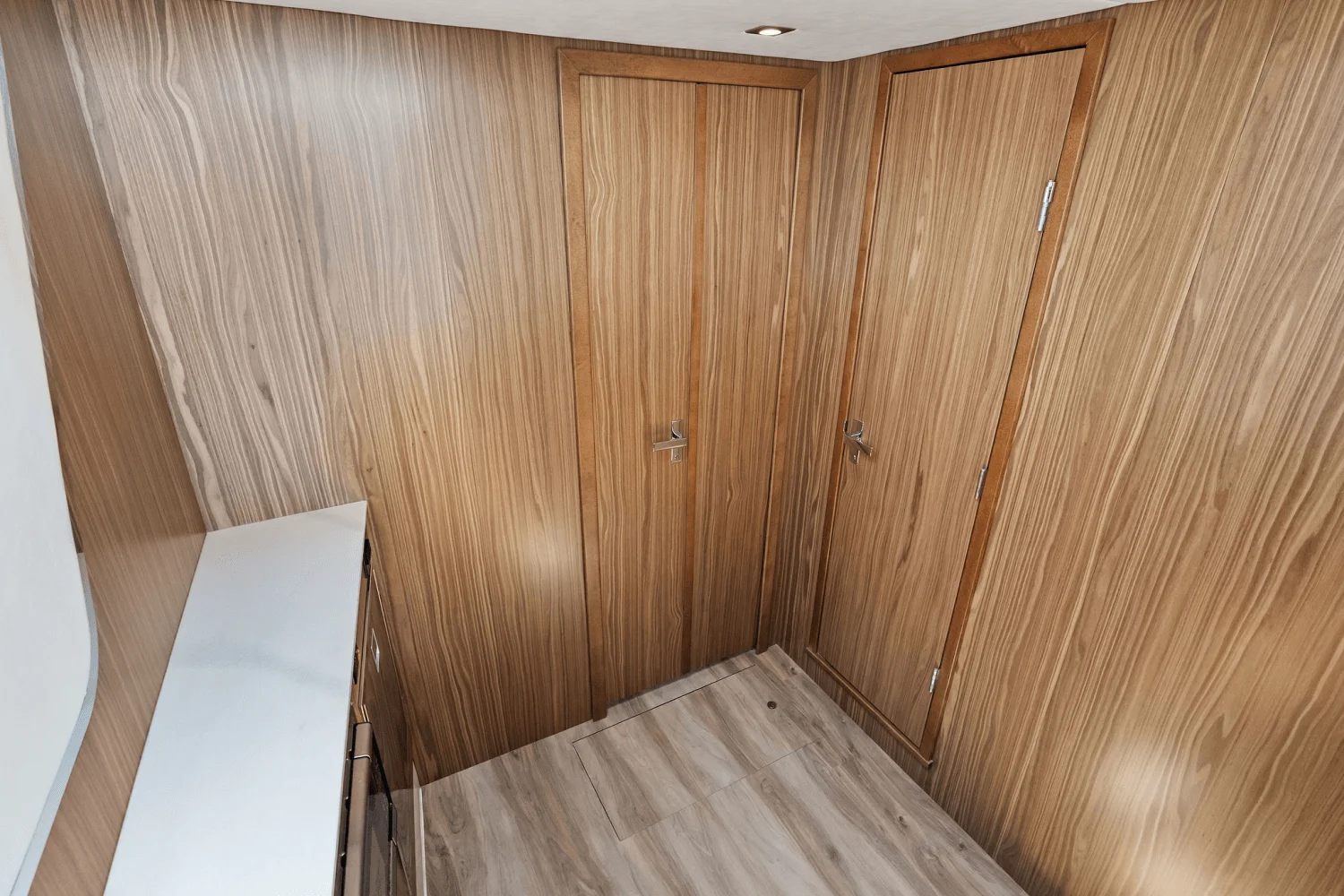 2025 Cruisers Yachts 50 GLS Outboard Image Thumbnail #46