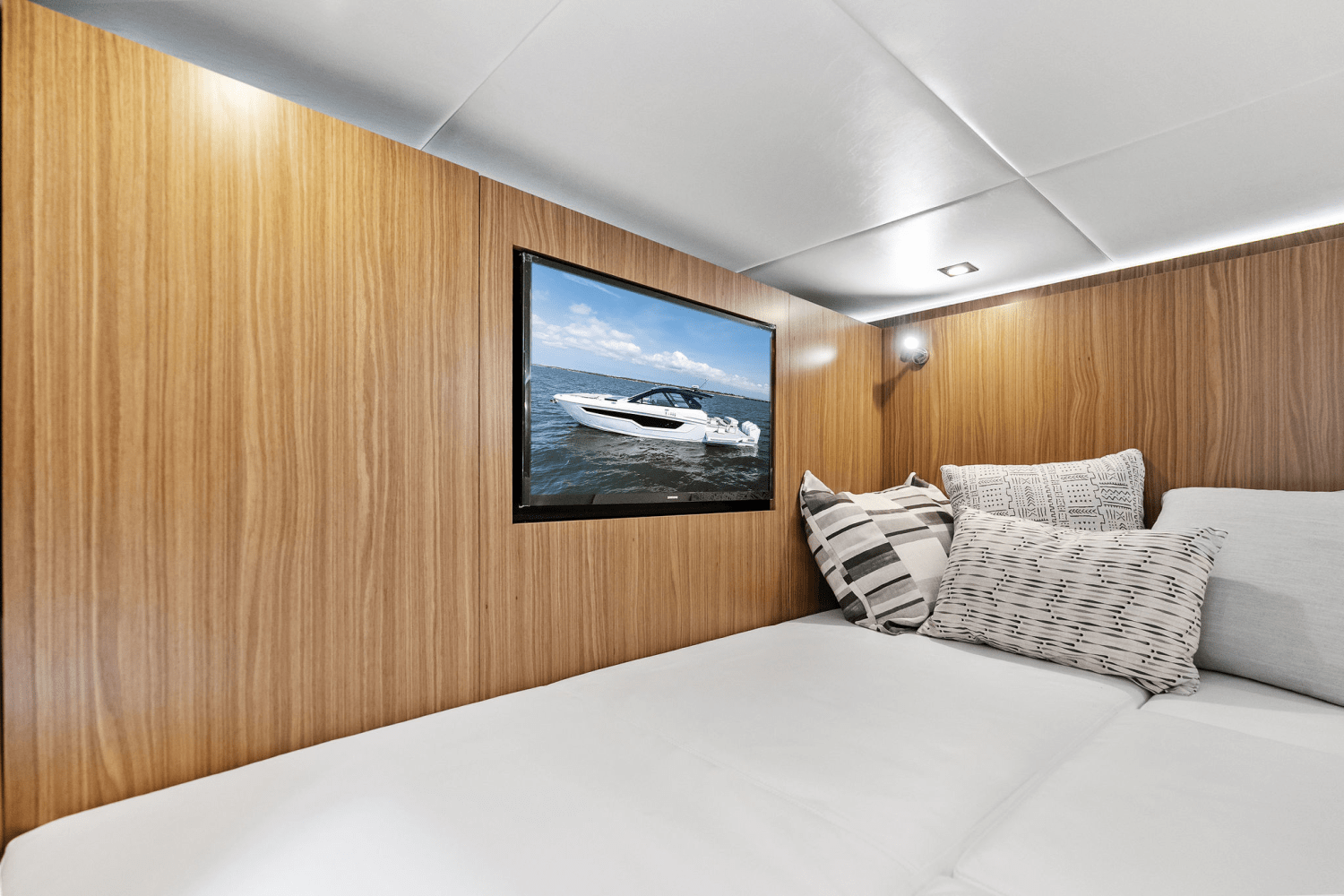 2025 Cruisers Yachts 50 GLS Outboard Image Thumbnail #41