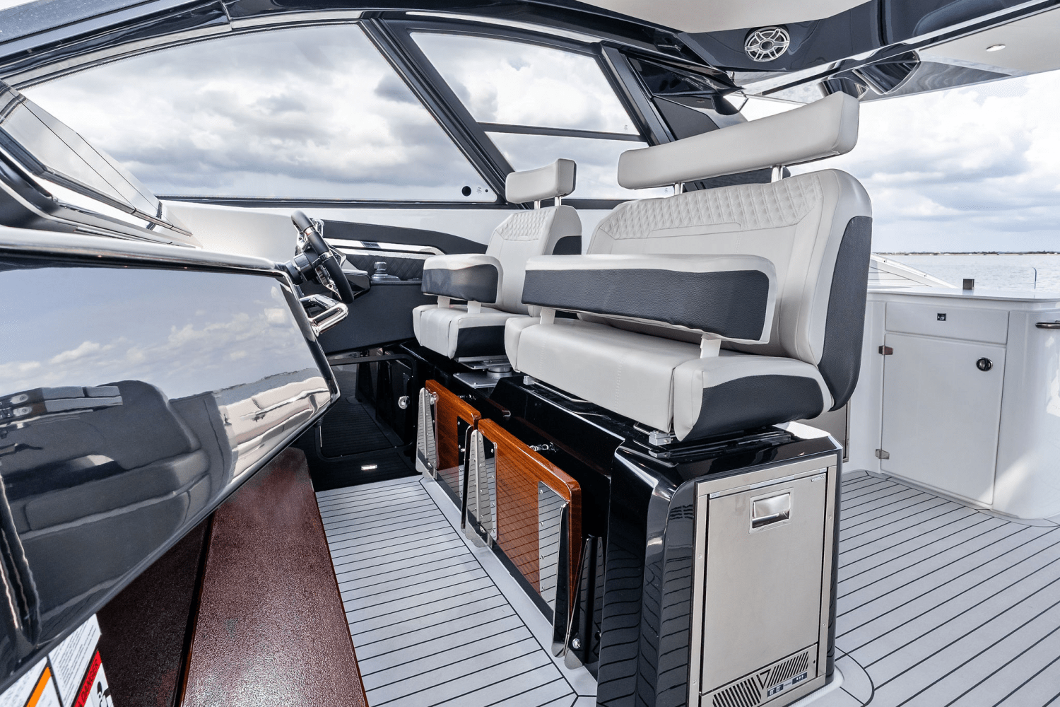 2025 Cruisers Yachts 50 GLS Outboard Image Thumbnail #60