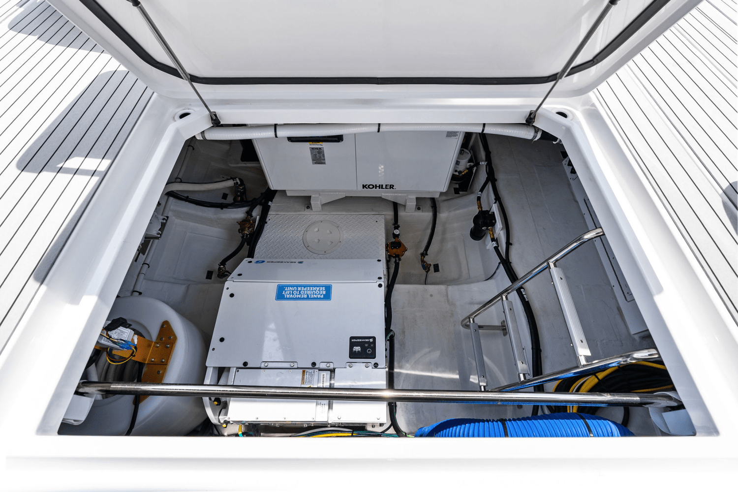 2025 Cruisers Yachts 50 GLS Outboard Image Thumbnail #30