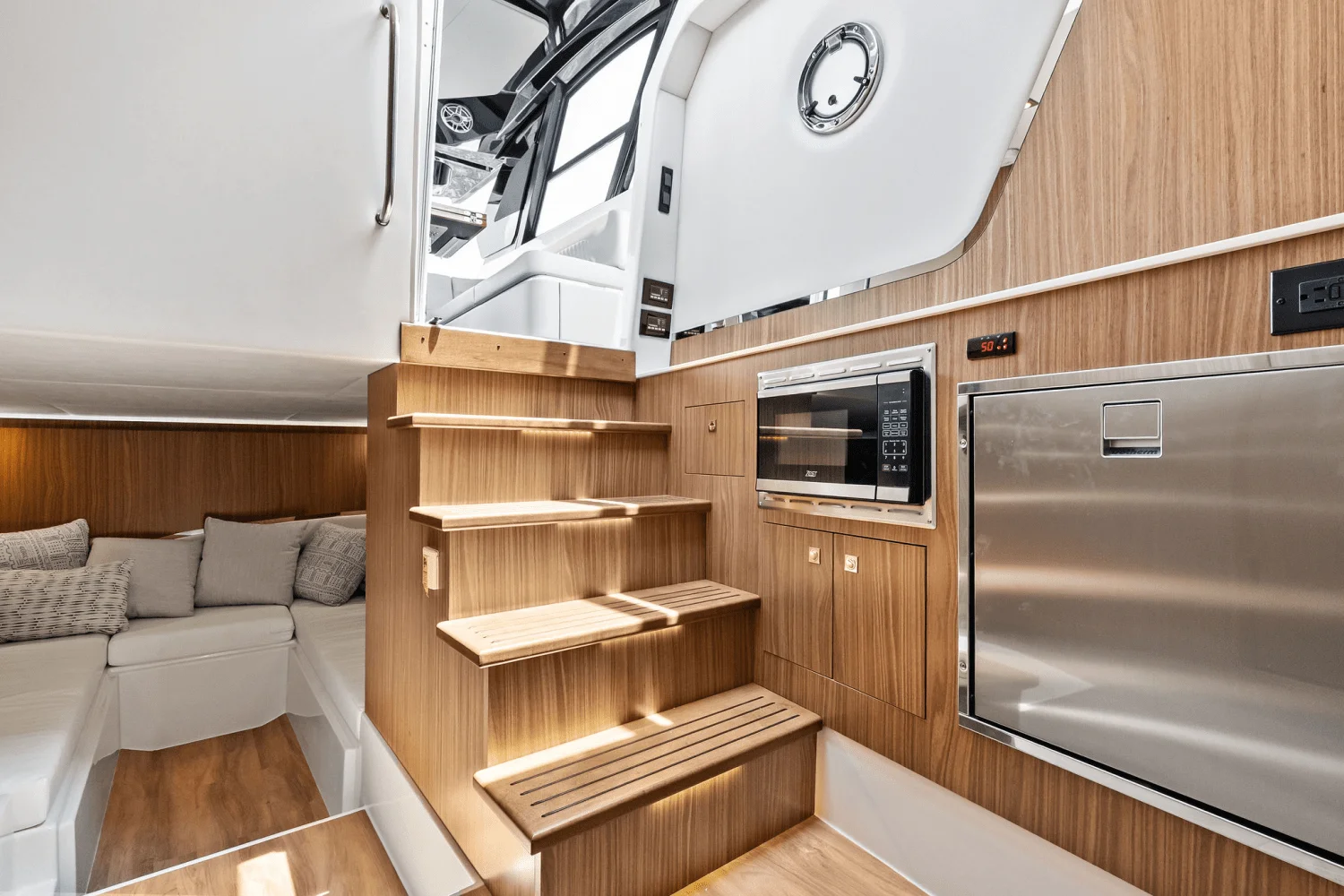 2025 Cruisers Yachts 50 GLS Outboard Image Thumbnail #44