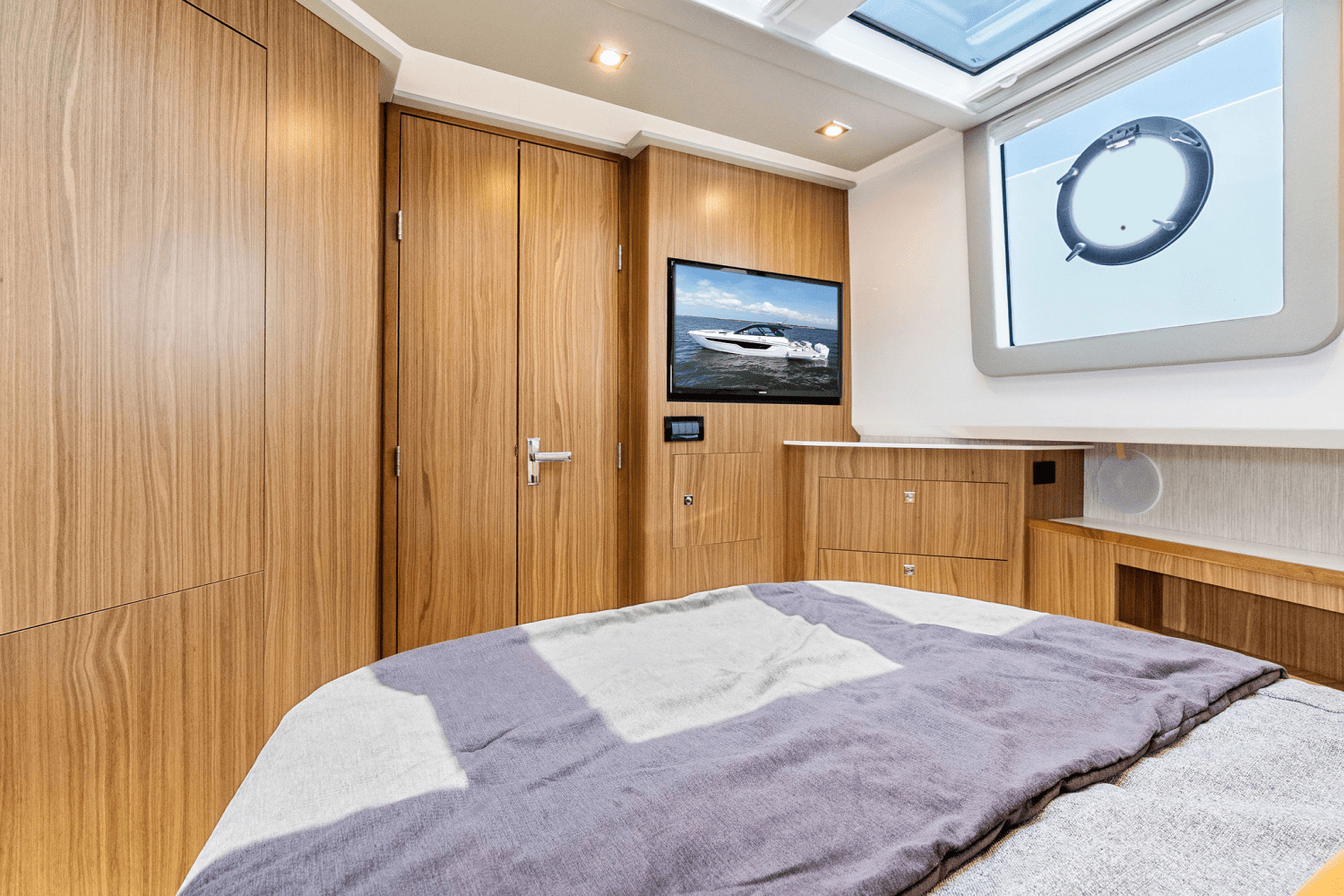 2025 Cruisers Yachts 50 GLS Outboard Image Thumbnail #80