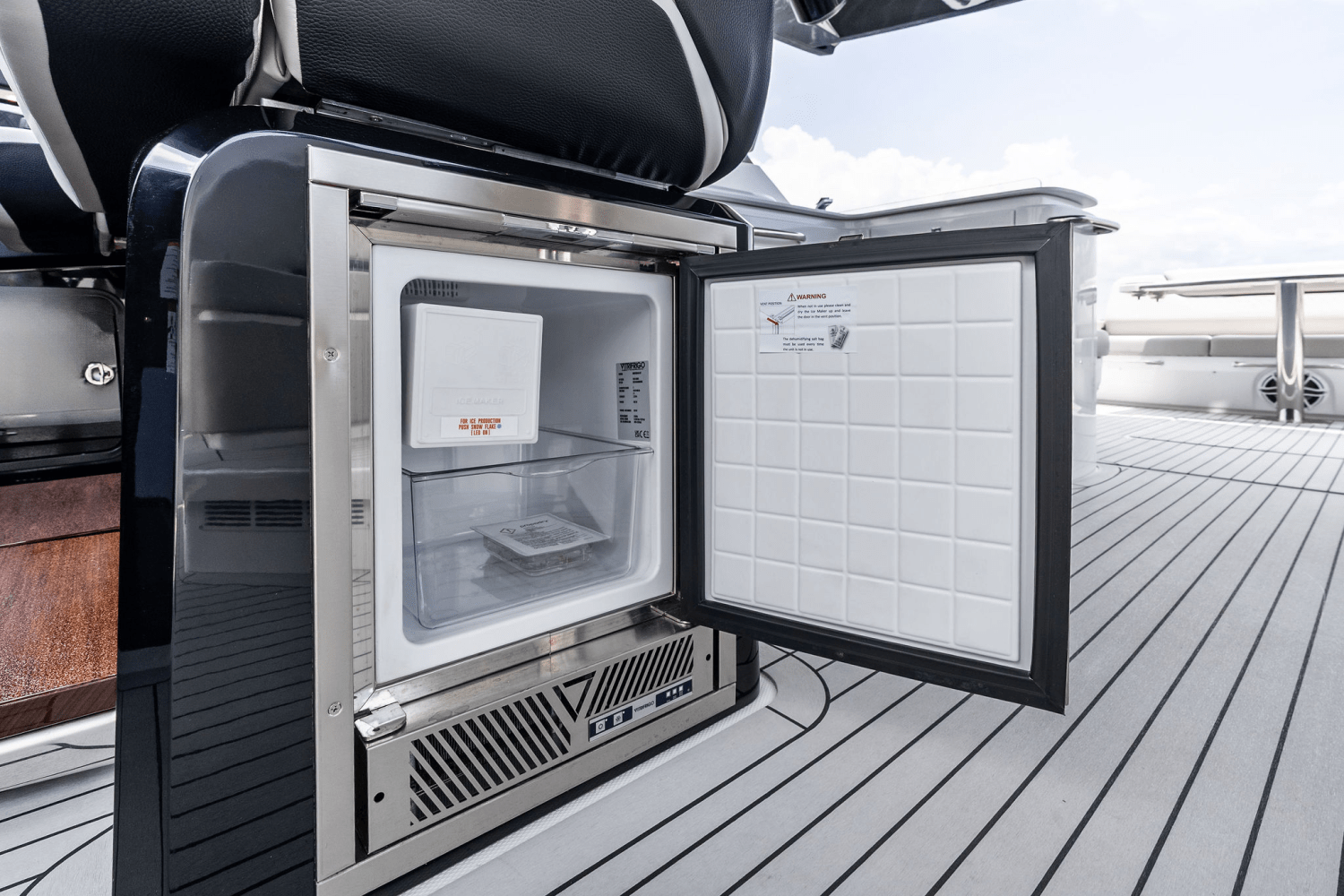 2025 Cruisers Yachts 50 GLS Outboard Image Thumbnail #58