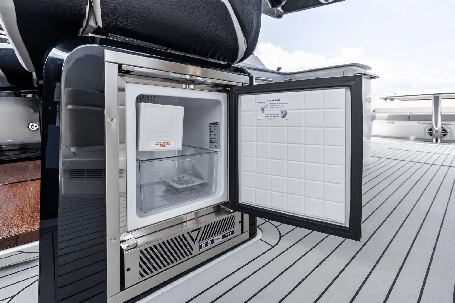 2025 Cruisers Yachts 50 GLS Outboard Image Thumbnail #58