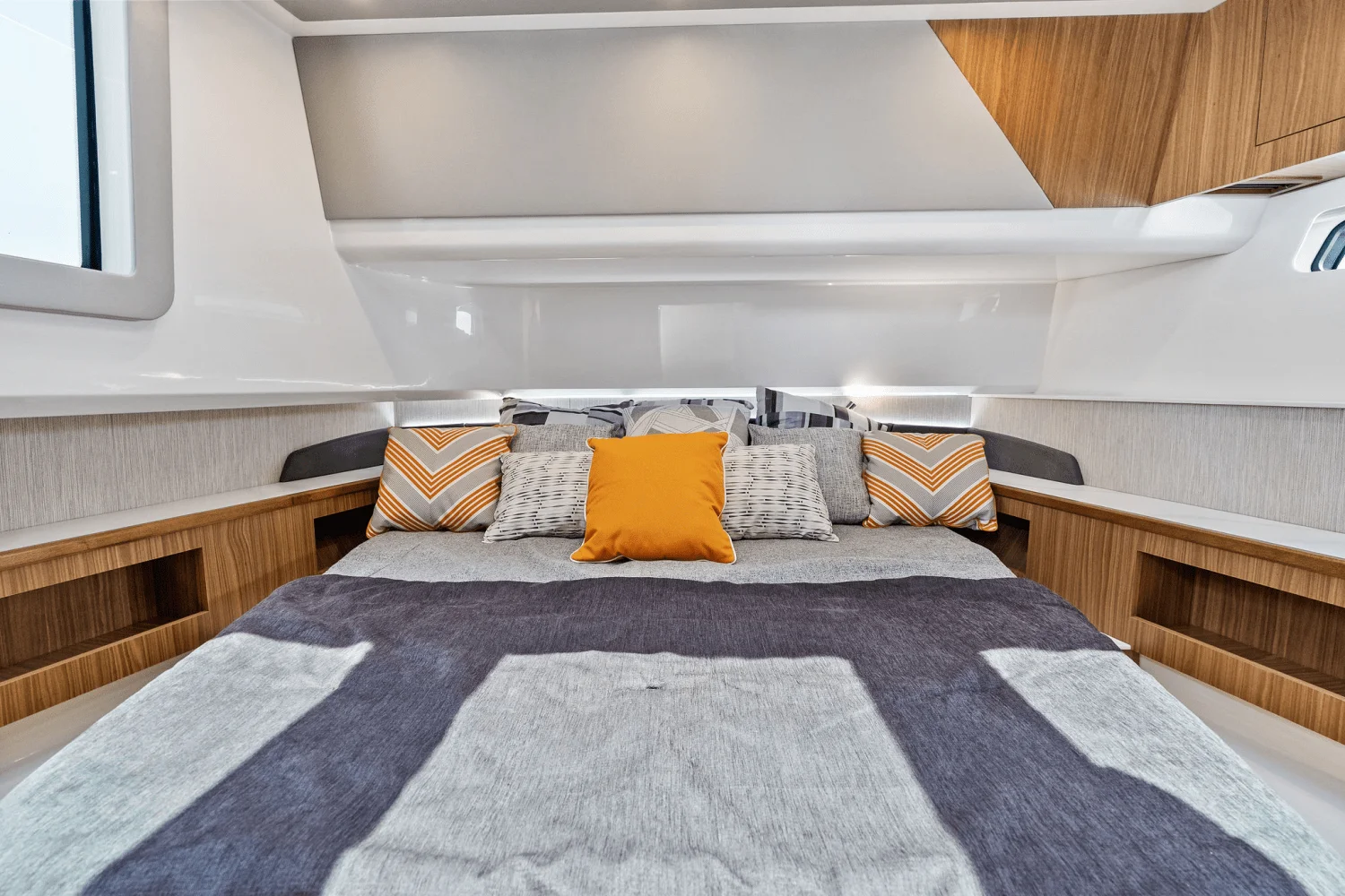 2025 Cruisers Yachts 50 GLS Outboard Image Thumbnail #78