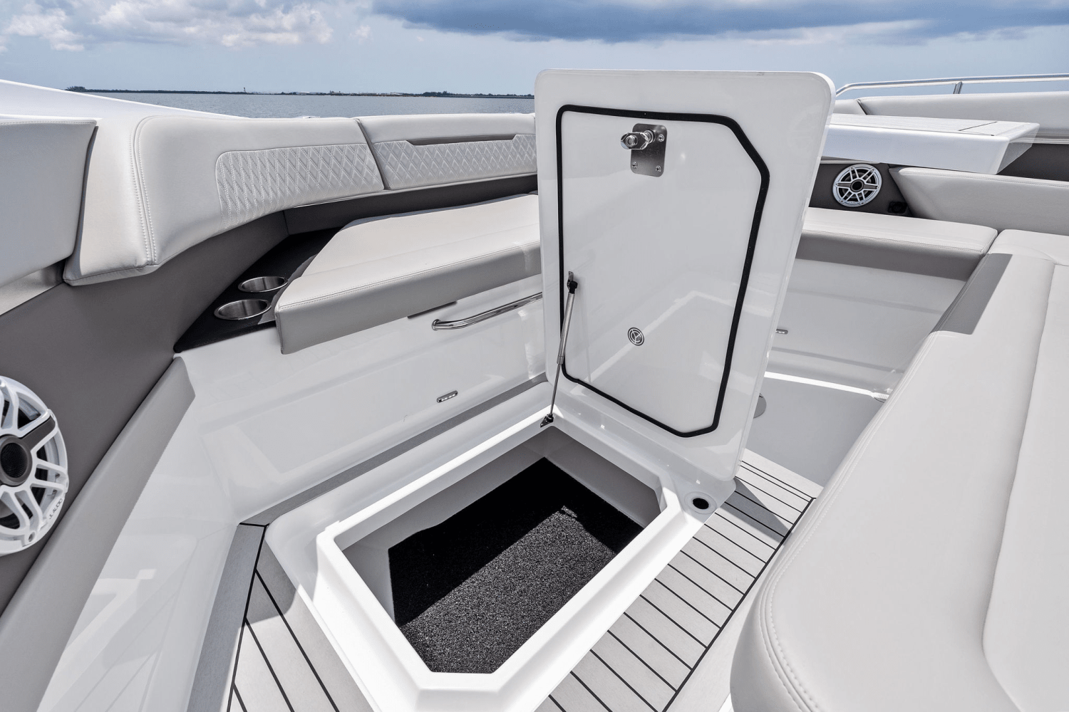 2025 Cruisers Yachts 50 GLS Outboard Image Thumbnail #68