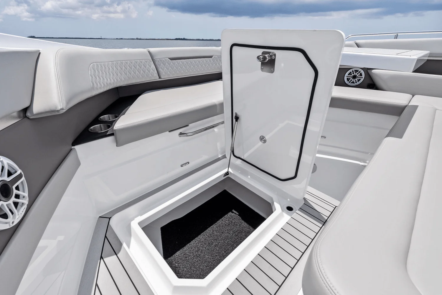 2025 Cruisers Yachts 50 GLS Outboard Image Thumbnail #68