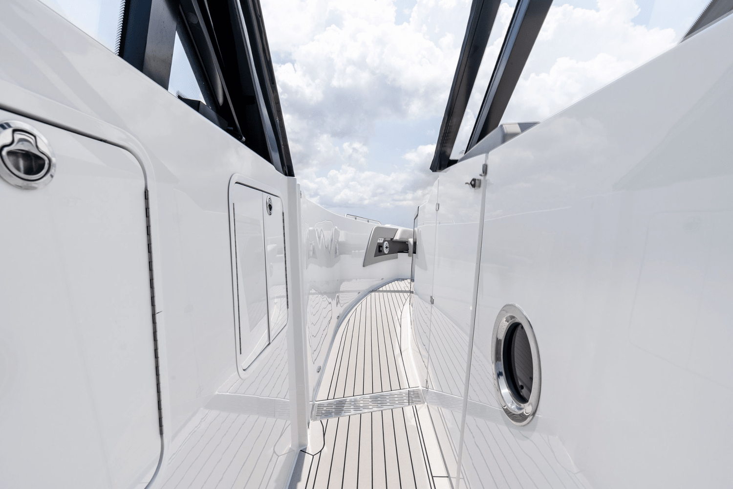 2025 Cruisers Yachts 50 GLS Outboard Image Thumbnail #63