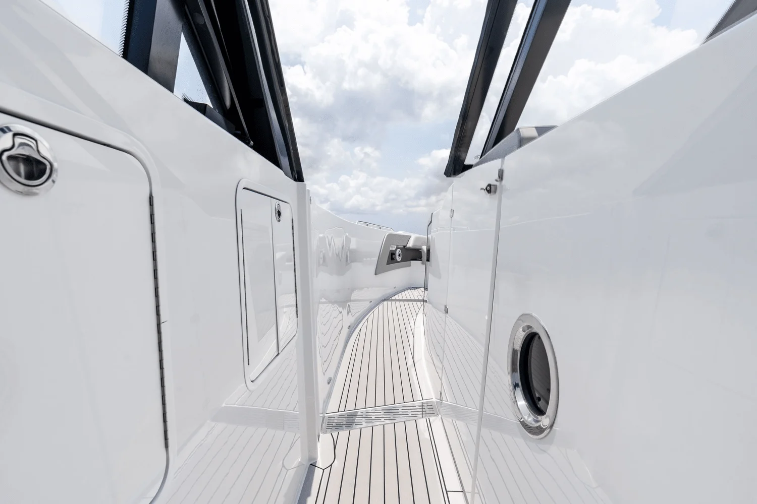 2025 Cruisers Yachts 50 GLS Outboard Image Thumbnail #63