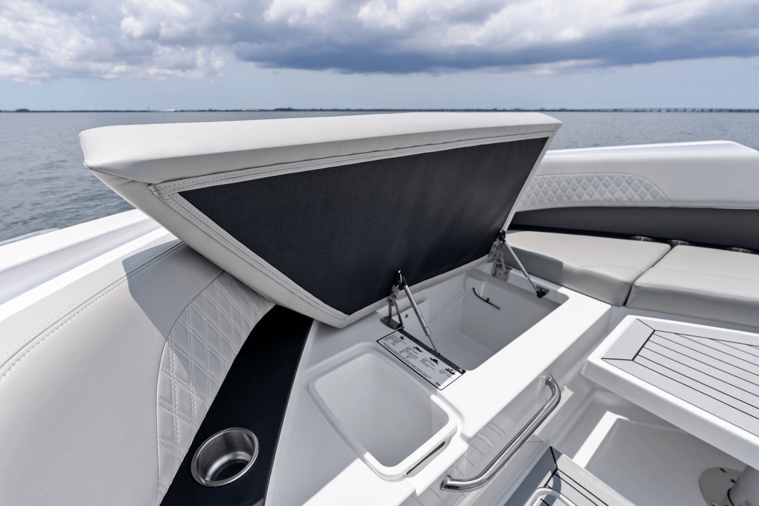 2025 Cruisers Yachts 50 GLS Outboard Image Thumbnail #69