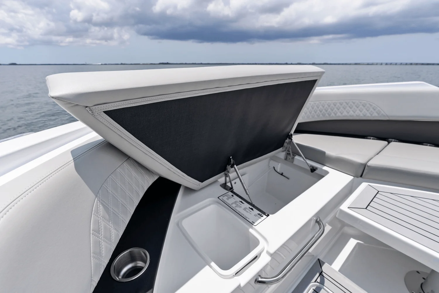 2025 Cruisers Yachts 50 GLS Outboard Image Thumbnail #69