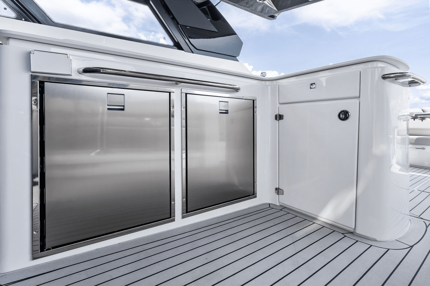 2025 Cruisers Yachts 50 GLS Outboard Image Thumbnail #49