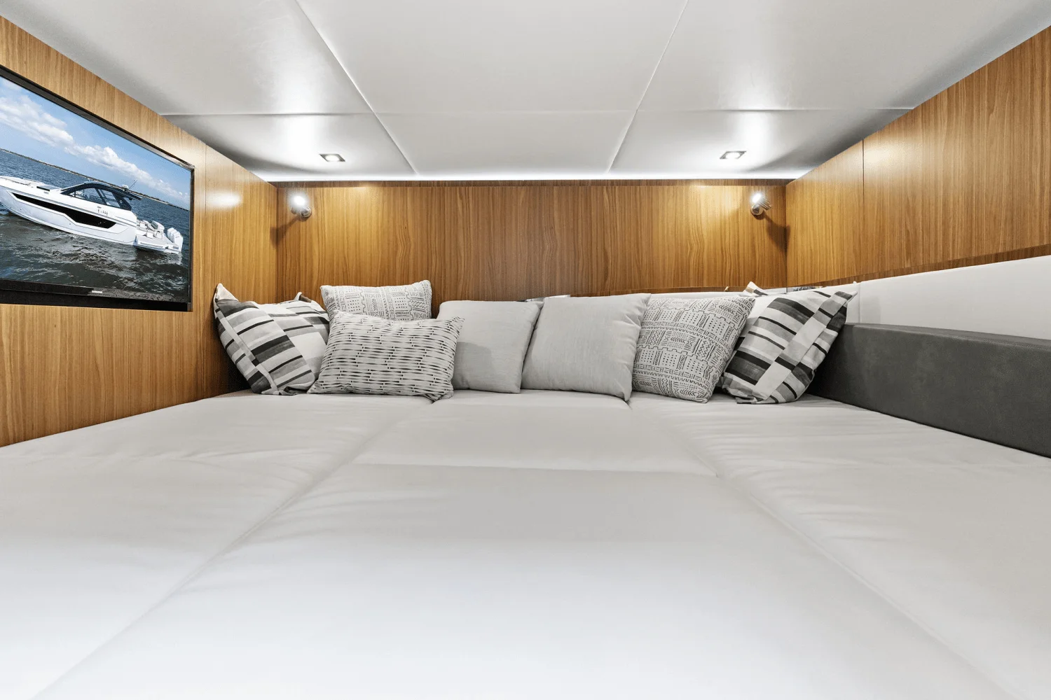 2025 Cruisers Yachts 50 GLS Outboard Image Thumbnail #40