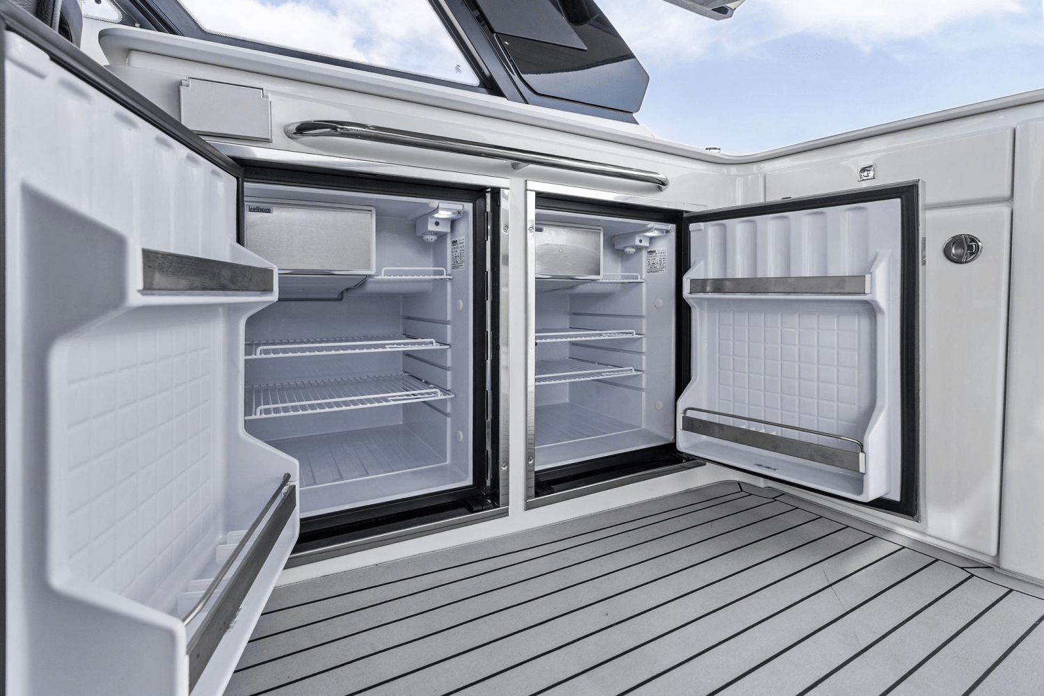 2025 Cruisers Yachts 50 GLS Outboard Image Thumbnail #50