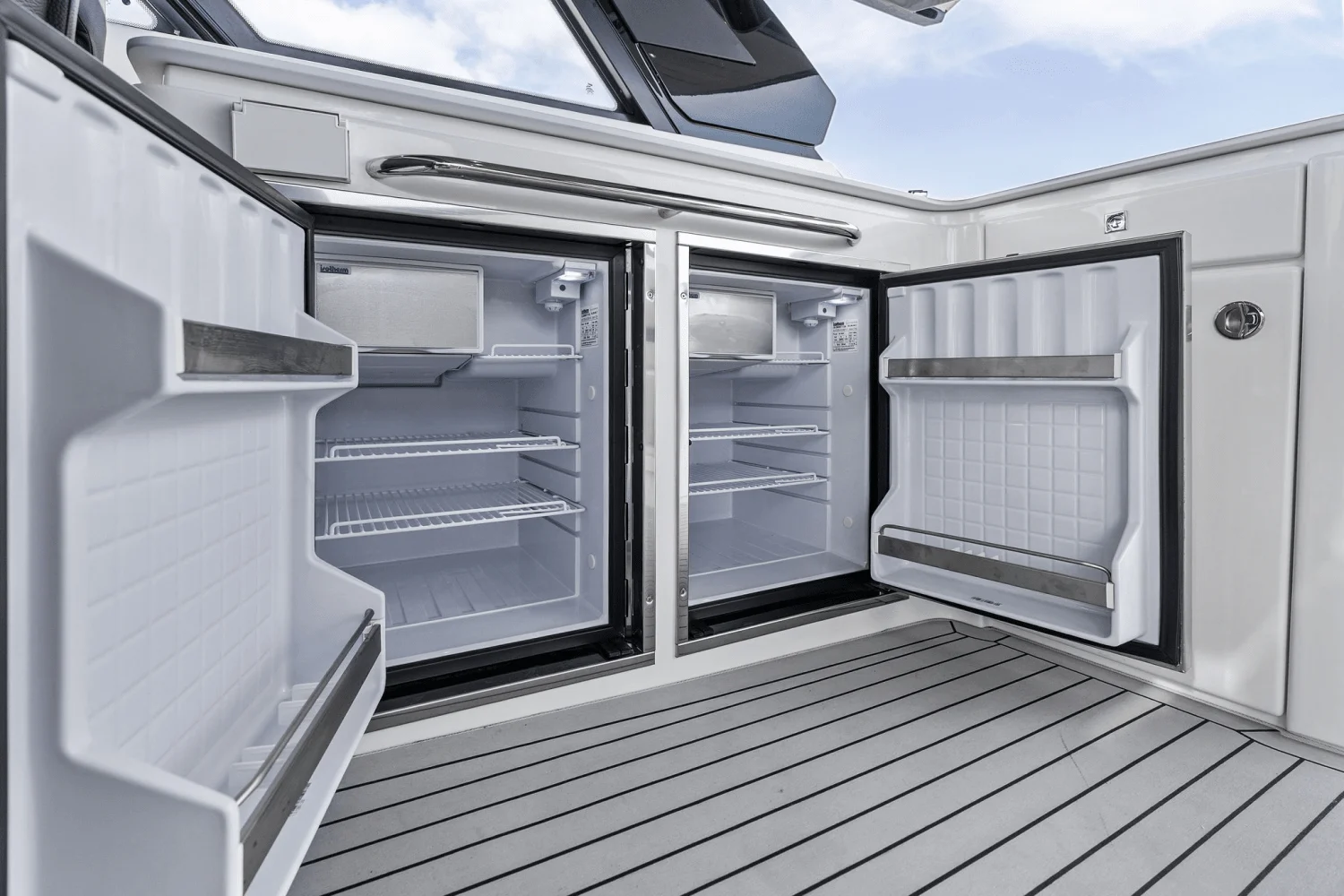 2025 Cruisers Yachts 50 GLS Outboard Image Thumbnail #50