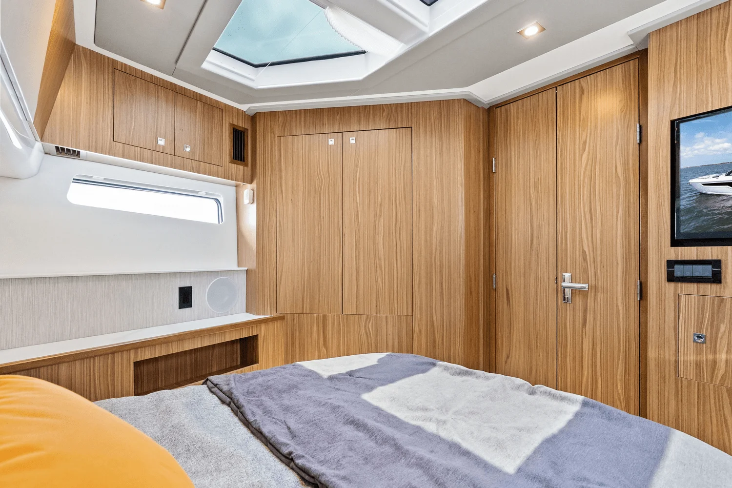 2025 Cruisers Yachts 50 GLS Outboard Image Thumbnail #79