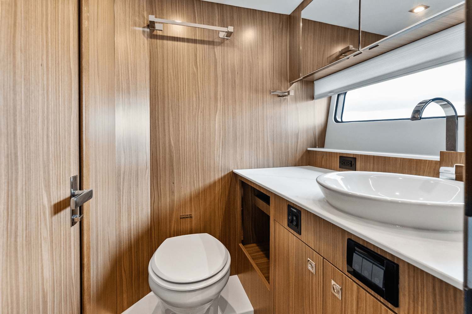 2025 Cruisers Yachts 50 GLS Outboard Image Thumbnail #77