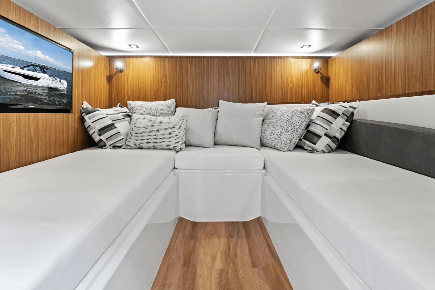 2025 Cruisers Yachts 50 GLS Outboard Image Thumbnail #43