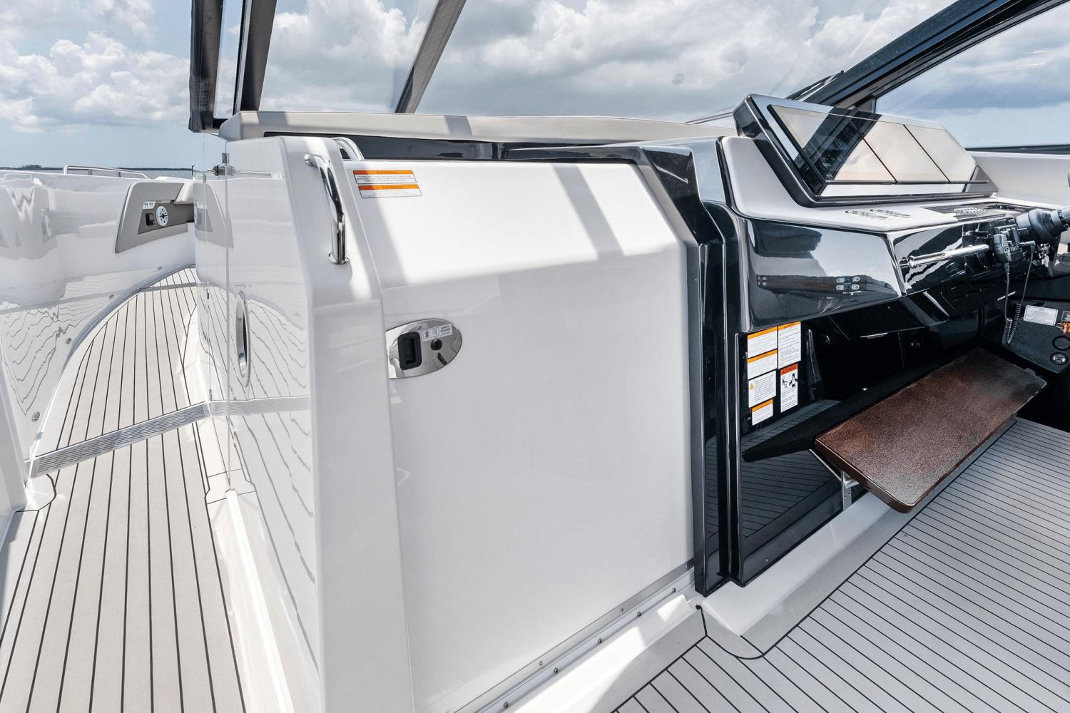 2025 Cruisers Yachts 50 GLS Outboard Image Thumbnail #64