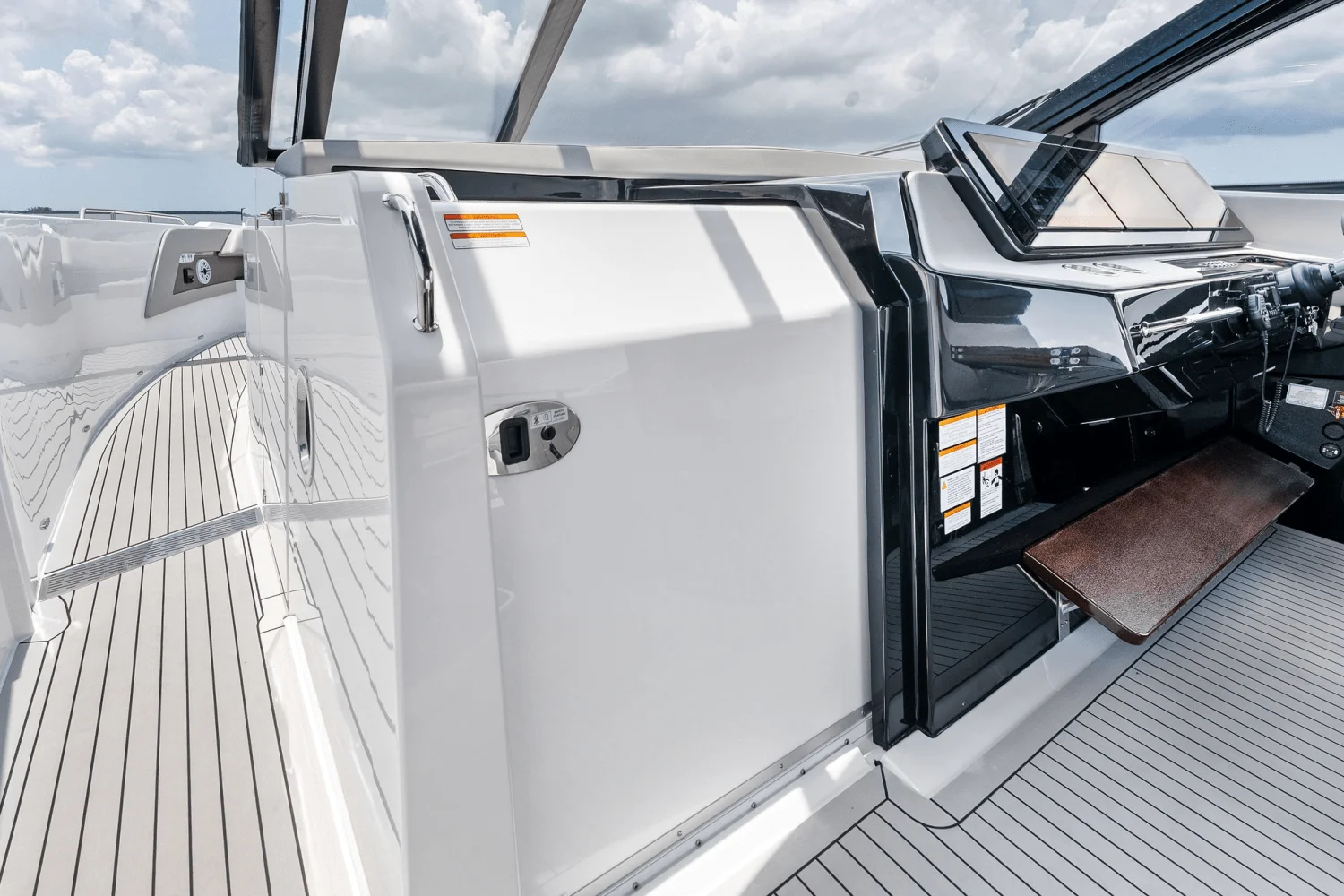 2025 Cruisers Yachts 50 GLS Outboard Image Thumbnail #64