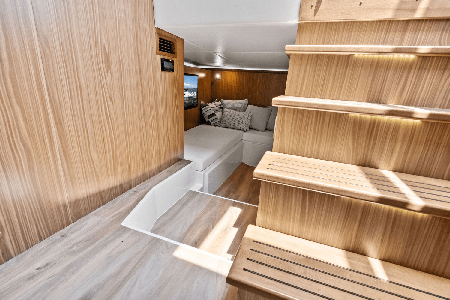 2025 Cruisers Yachts 50 GLS Outboard Image Thumbnail #45