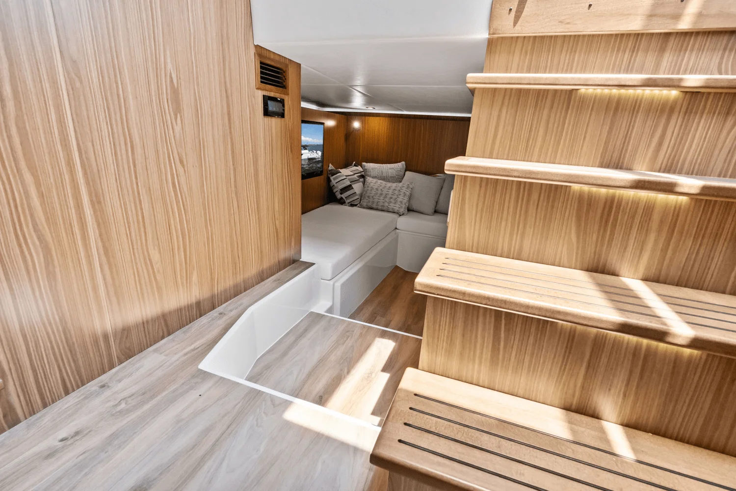 2025 Cruisers Yachts 50 GLS Outboard Image Thumbnail #45