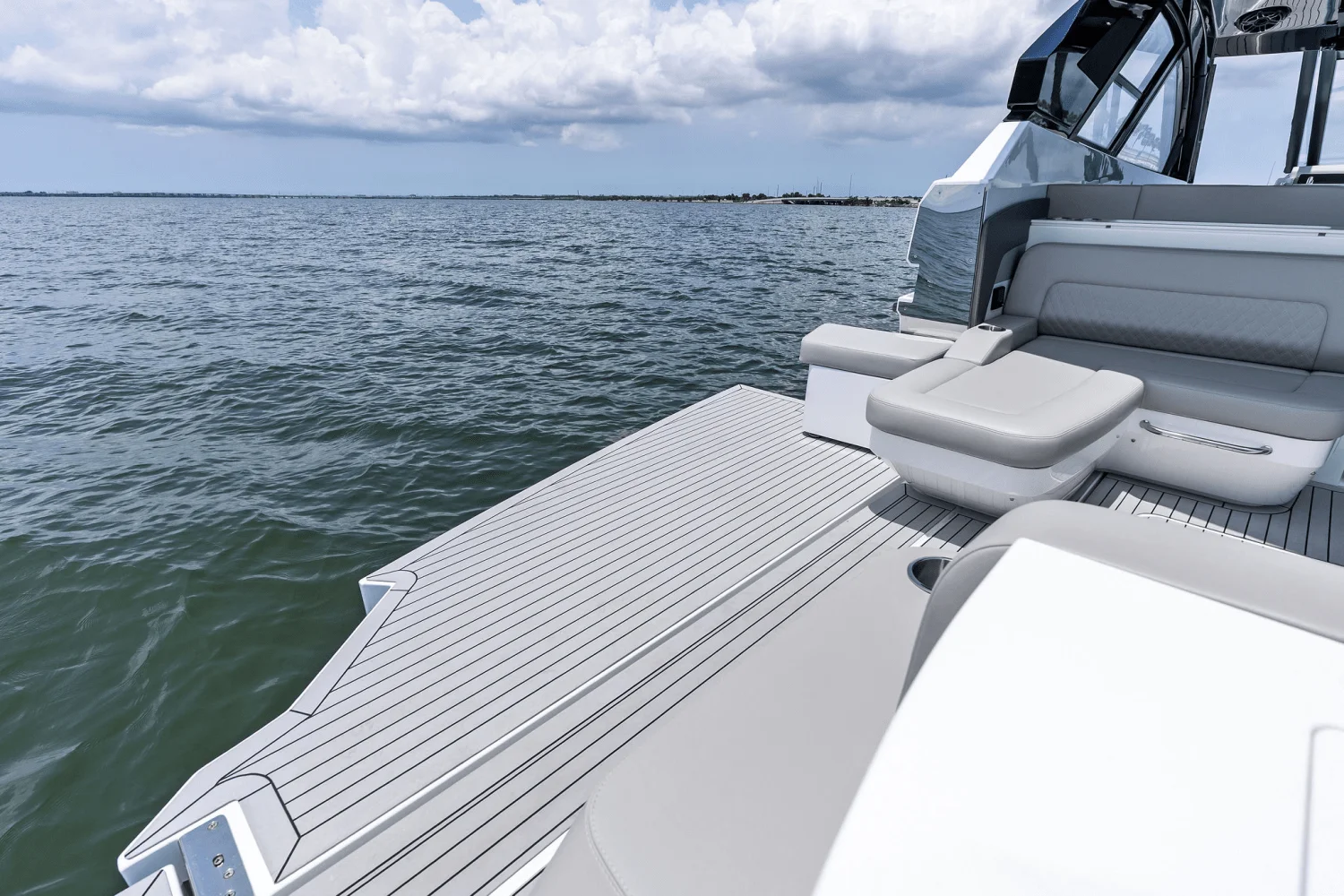 2025 Cruisers Yachts 50 GLS Outboard Image Thumbnail #38