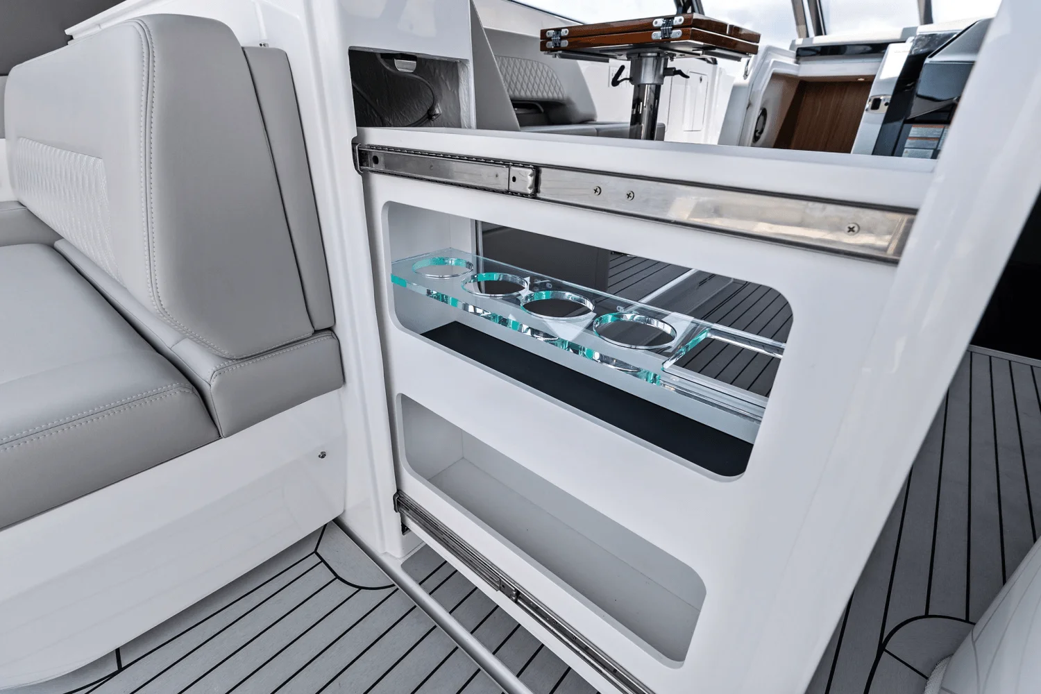 2025 Cruisers Yachts 50 GLS Outboard Image Thumbnail #39