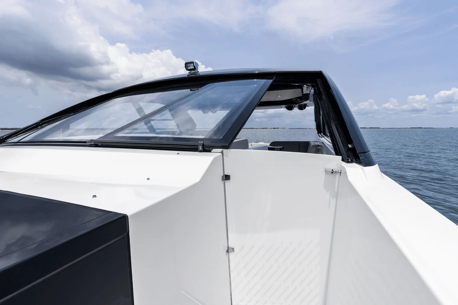 2025 Cruisers Yachts 50 GLS Outboard Image Thumbnail #74