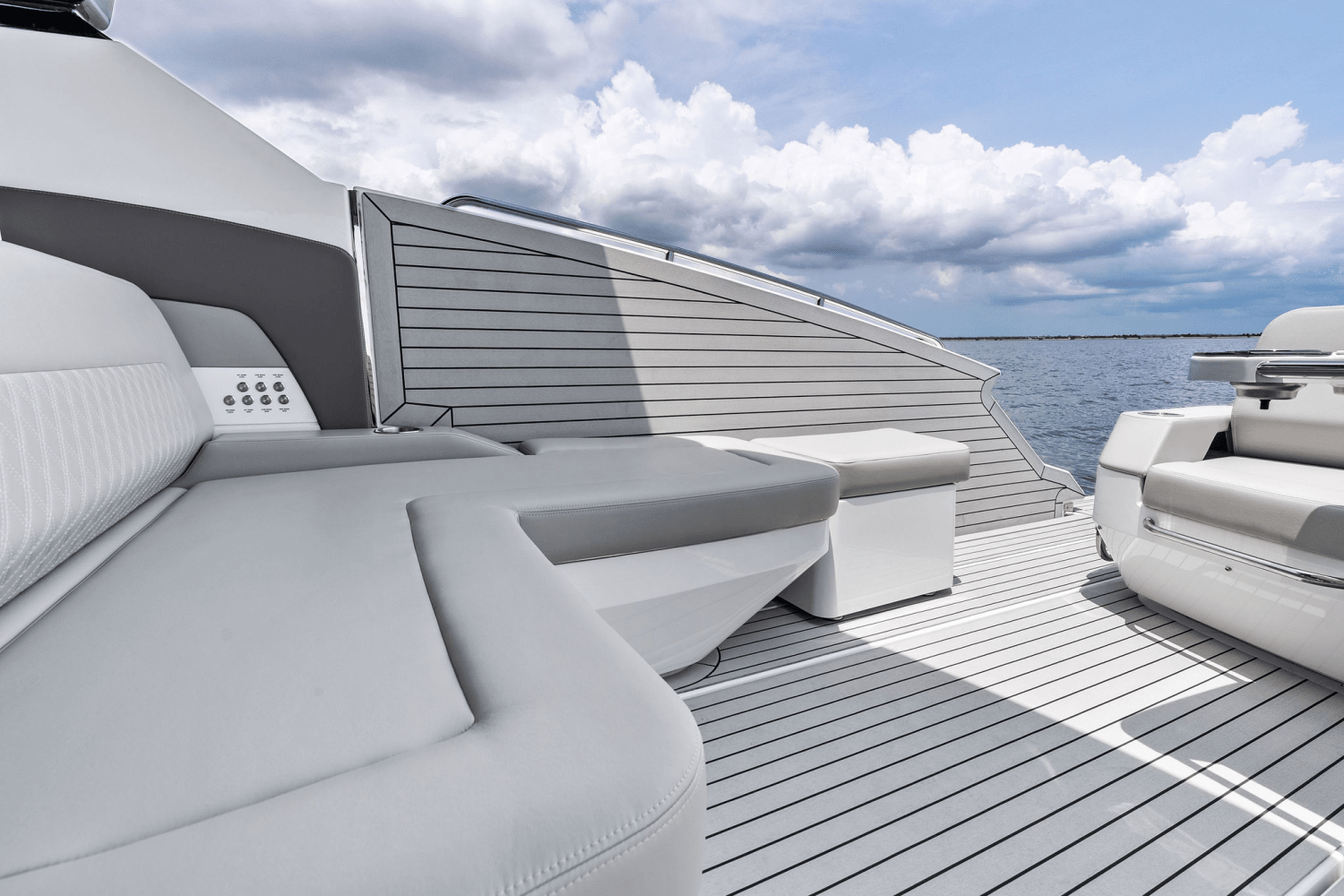 2025 Cruisers Yachts 50 GLS Outboard Image Thumbnail #53