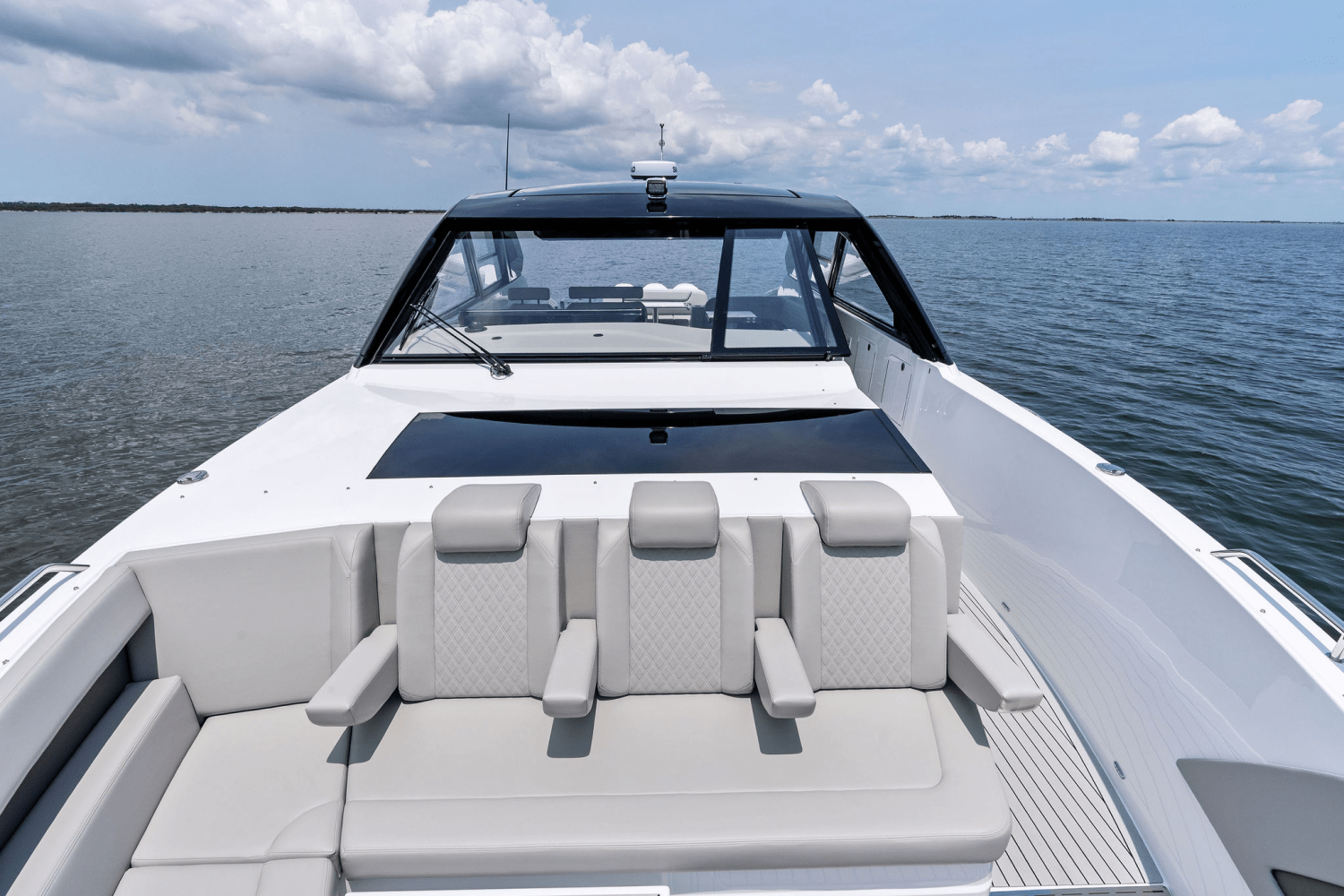 2025 Cruisers Yachts 50 GLS Outboard Image Thumbnail #70