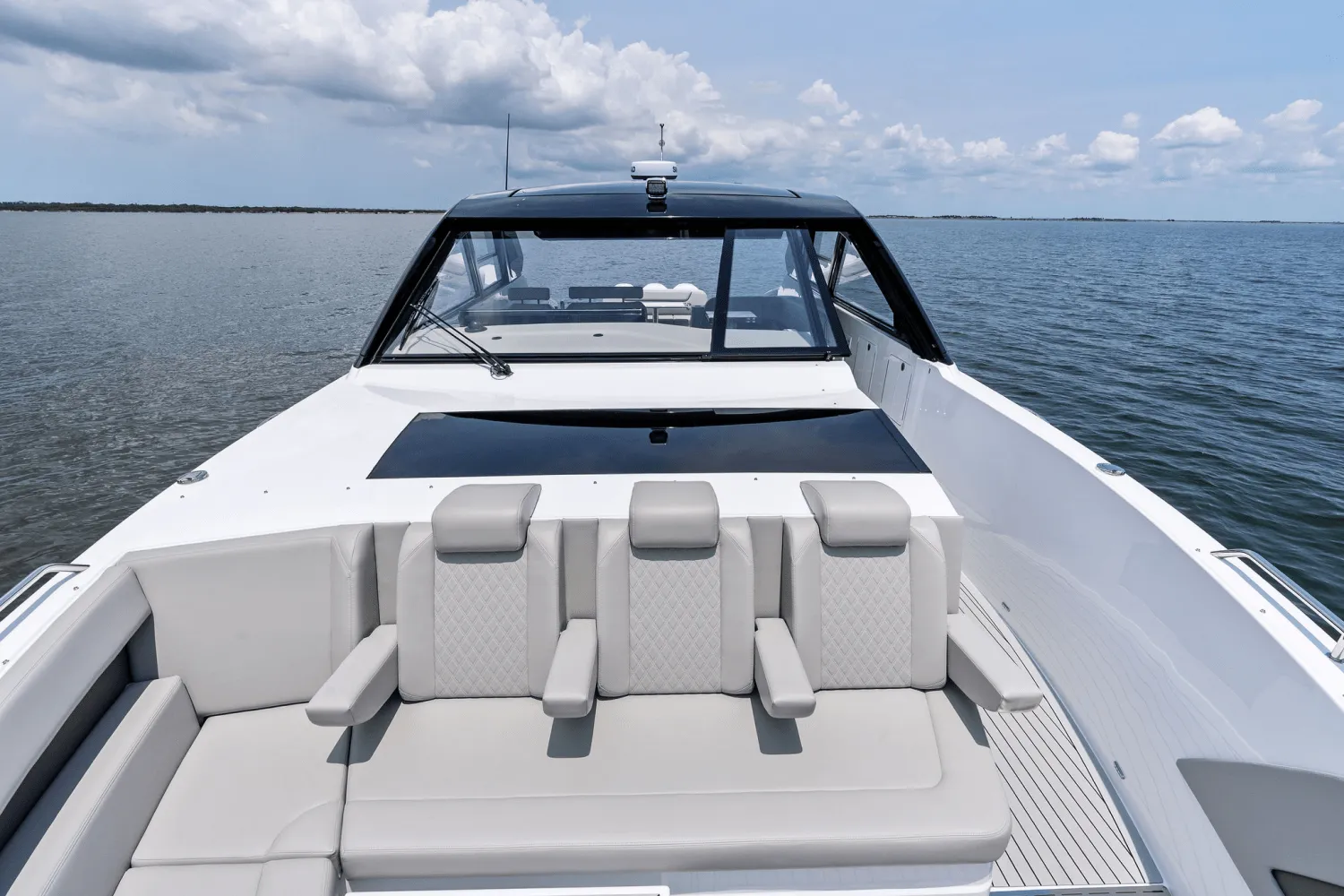 2025 Cruisers Yachts 50 GLS Outboard Image Thumbnail #70