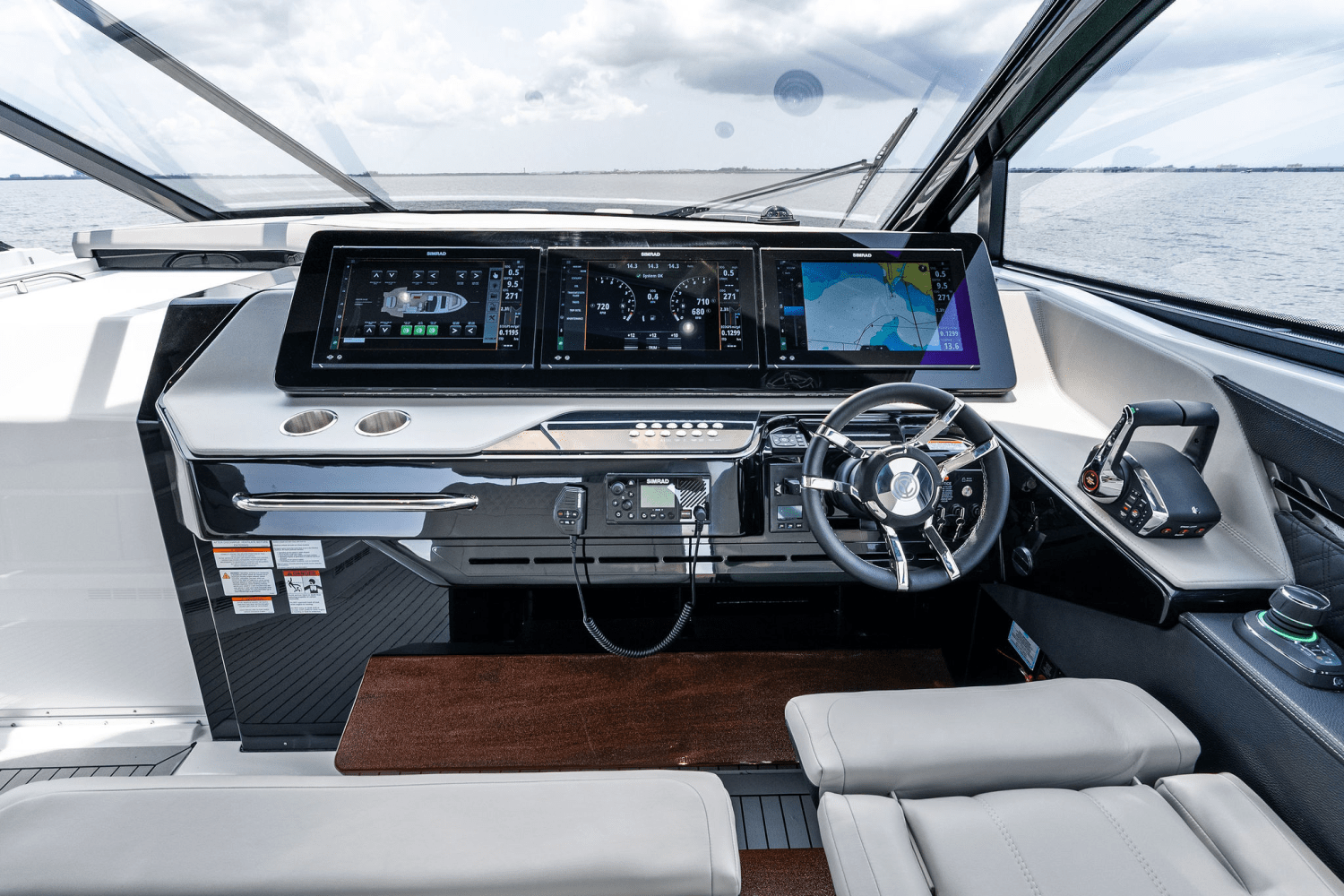2025 Cruisers Yachts 50 GLS Outboard Image Thumbnail #57
