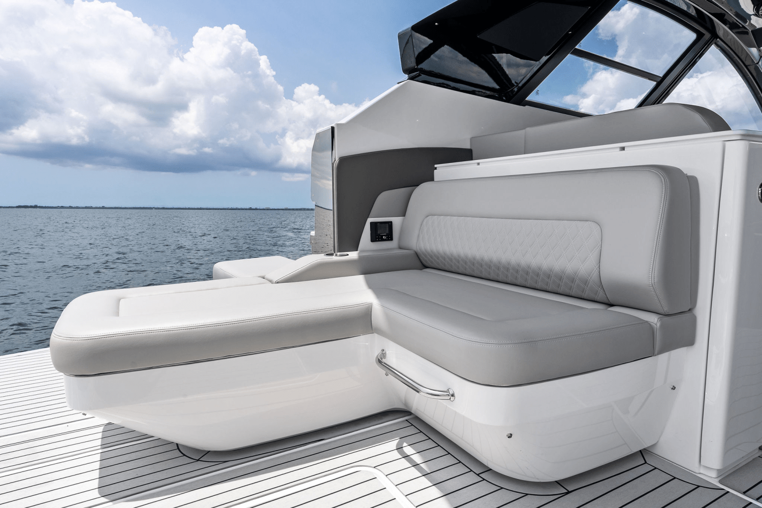 2025 Cruisers Yachts 50 GLS Outboard Image Thumbnail #27