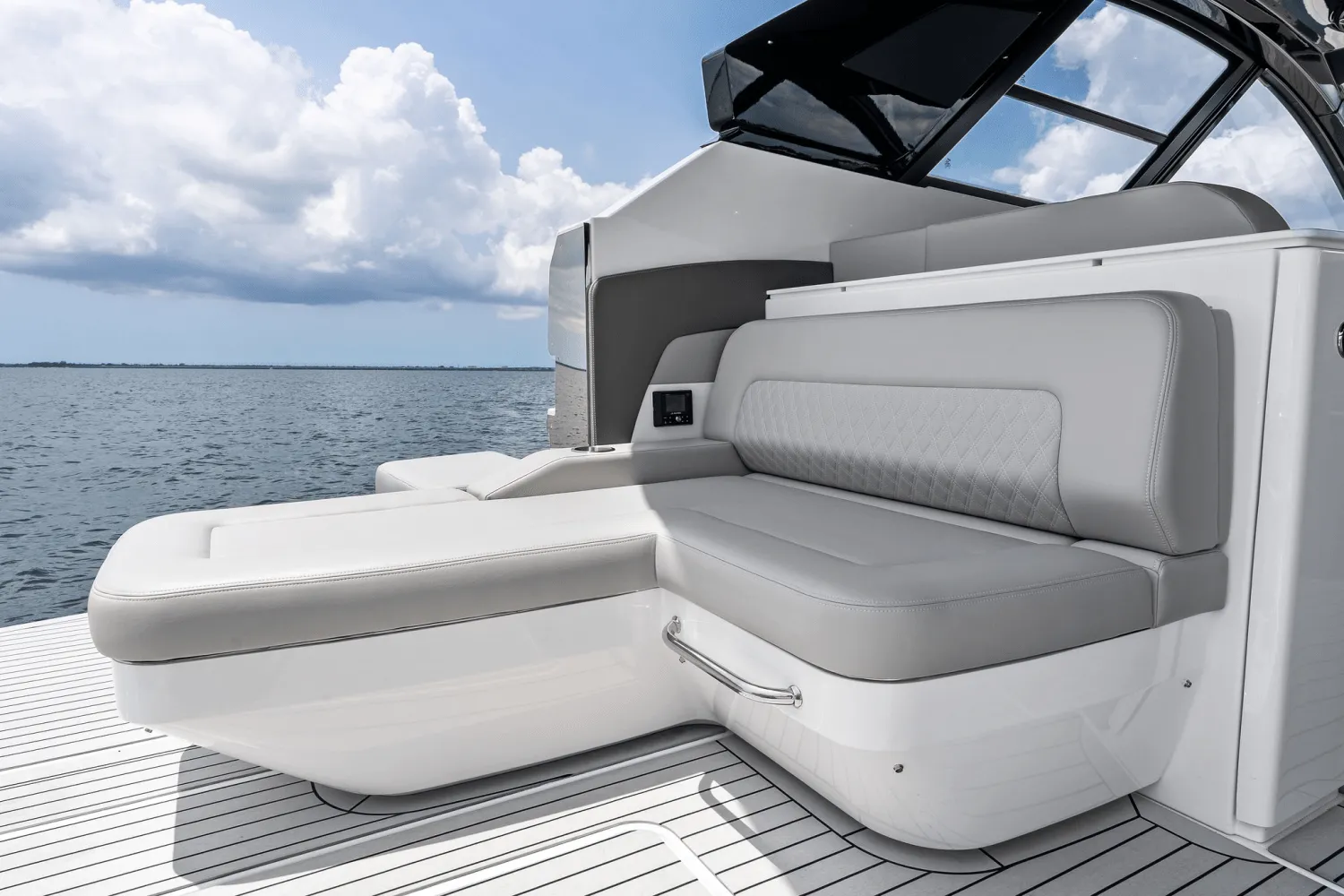 2025 Cruisers Yachts 50 GLS Outboard Image Thumbnail #27