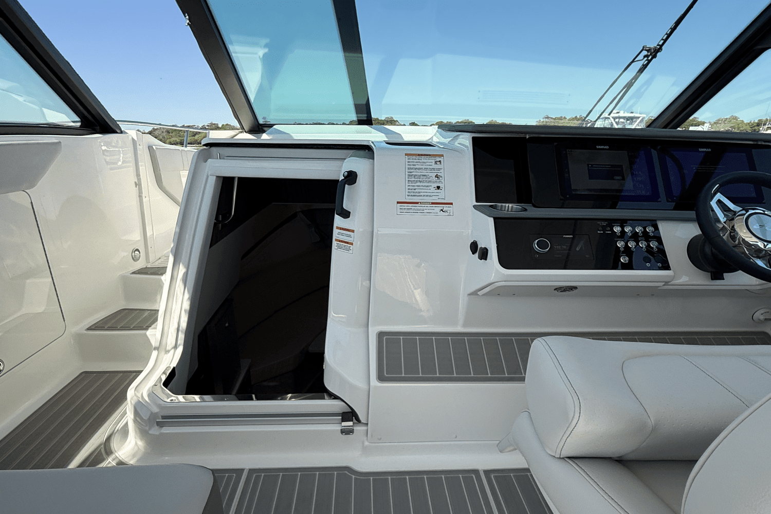 2025 Sea Ray Sundancer 320 Outboard Image Thumbnail #24