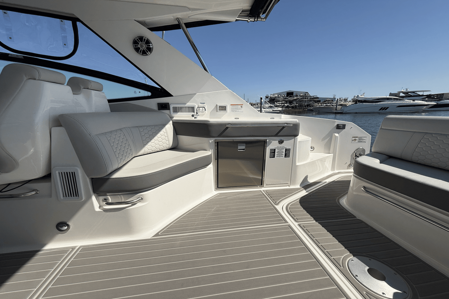 2025 Sea Ray Sundancer 320 Outboard Image Thumbnail #13