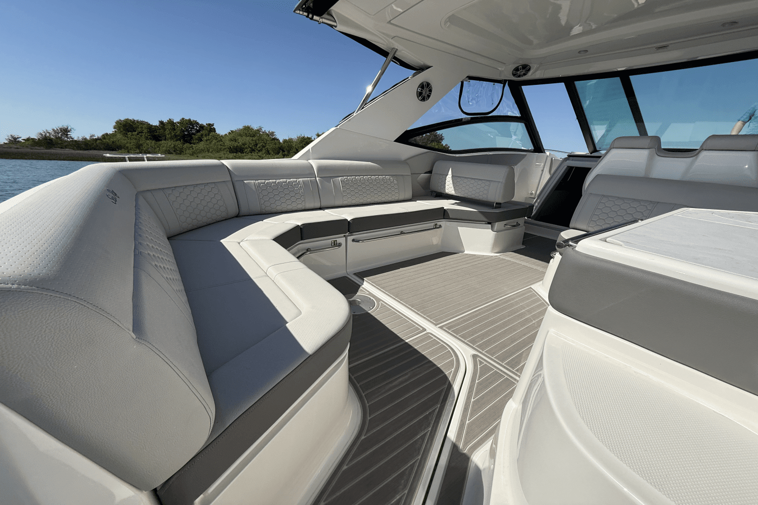 2025 Sea Ray Sundancer 320 Outboard Image Thumbnail #12