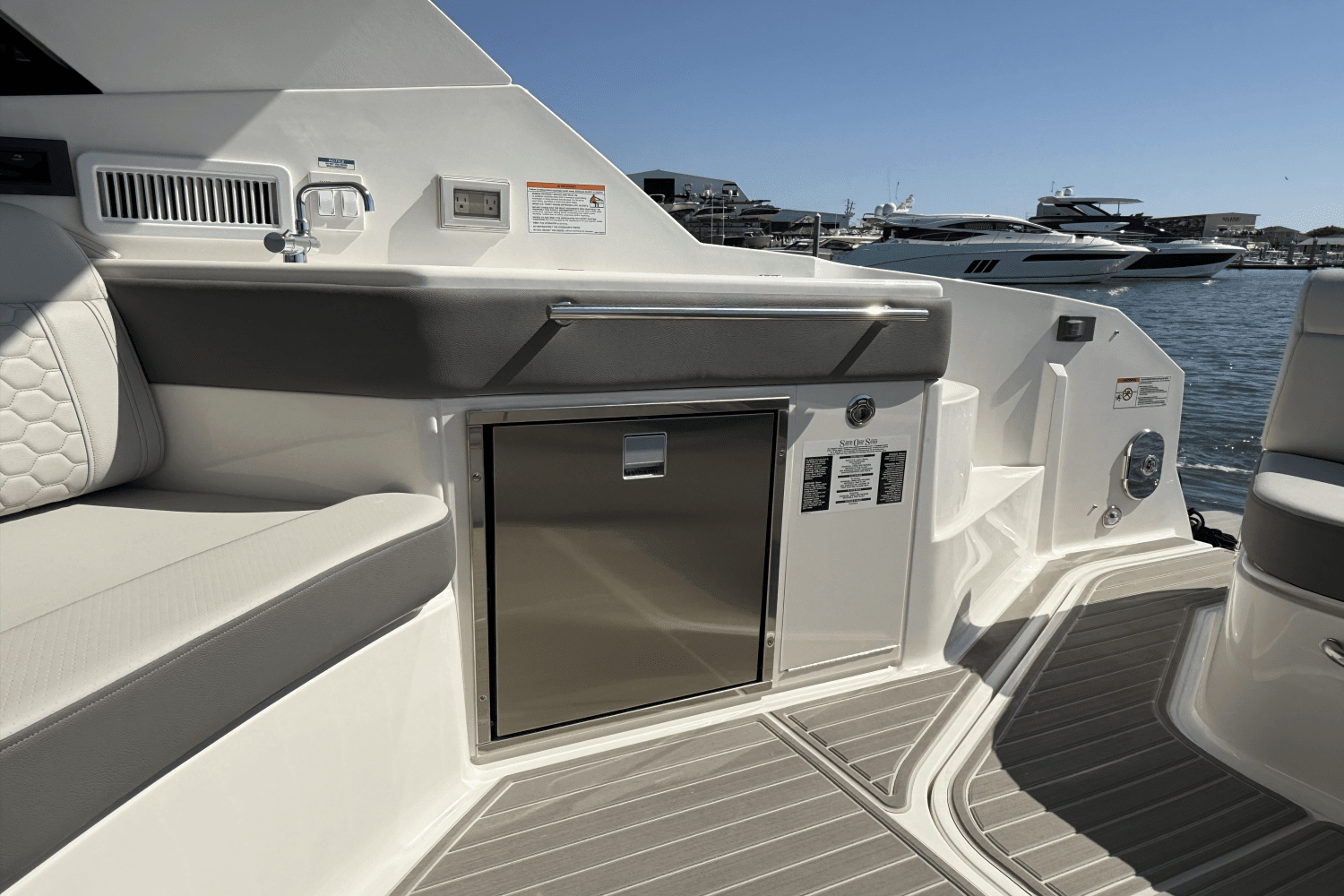 2025 Sea Ray Sundancer 320 Outboard Image Thumbnail #15